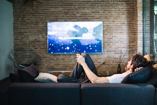 مبل راحتی برای تماشای تلویزیون چه ویژگیهایی دارد؟